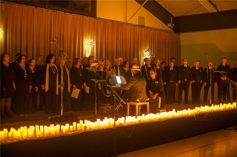 600 Kerzen erleuchteten die Mehrzweckhalle.  Foto: Wolfgang Tischler