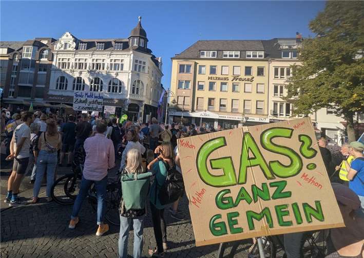 600 Menschen protestierten in der Koblenzer Innenstadt gegen Gasbohrungen und neue Gaskraftwerke. Foto: Melanie Müller