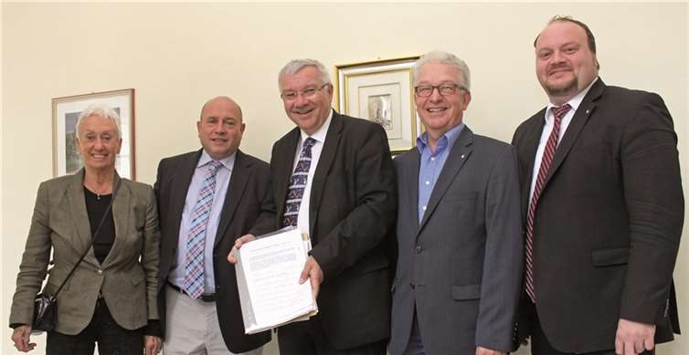 600 Unterschriften zur Buslinienführung auf der Karthause wurden überreicht: (v.l.) Monika Artz, Leo Biewer, Oberbürgermeister Prof. Dr. Joachim Hofmann-Göttig, Manfred Bastian und Thorsten Schneider.Stadt Koblenz