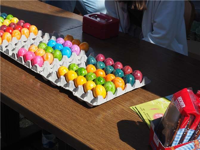 6.000 bis 7.000 gekochte und gefärbte Eier wurden im Weinhof rund um den Weinhexbrunnen in Winningen verbraucht.