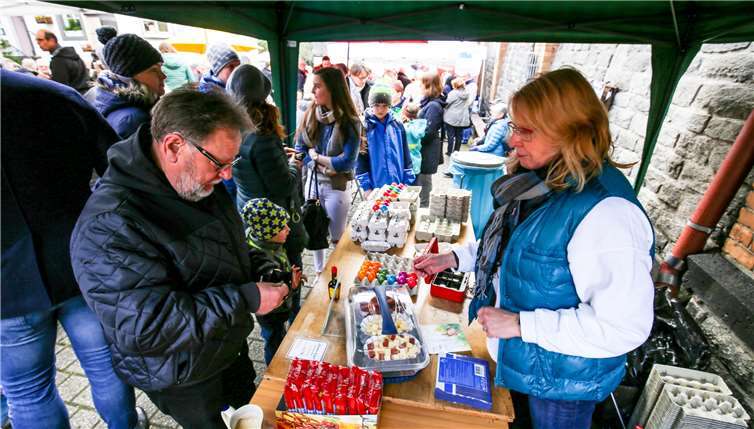 6000 bunt gefärbte Eier wurden für den Wettkampfum „Schbetz“ und „Oarsch“ zum Kauf angeboten.