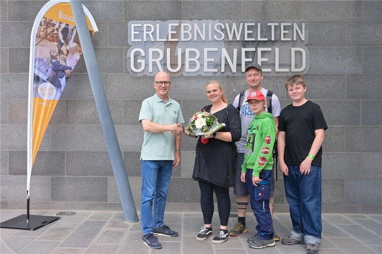 600.000 Besucher: Oberbürgermeister Meid ehrt stellvertretend einen Gast auf dem diesjährigen Römerfest