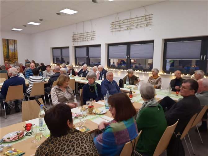 61 Bürger aus der Ortsgemeinde Thalhausen kamen der Einladung zur Senioren-Adventsfeier nach.  Foto: Claudia Retterath/Beatrix Schrader/Kerstin Mäurer