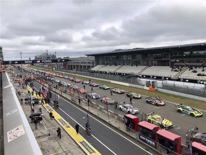 Ein Rennwochenende voller Motorsportmagie 61 GT3-Rennwagen kurz vor dem Start zur GT World Challenge Europe powered by AWS. Foto: Pierre Krack
