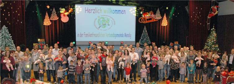 61 neue Erdenbürgermit ihren stolzen Eltern freuten sich in der Laacher See Halle über einen gelungenen Willkommensabend.VG Mendig