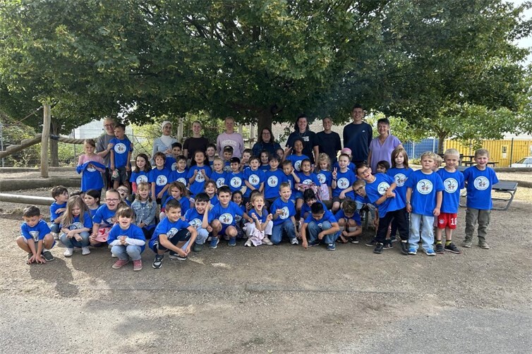 63 Erstklässler der Marienschule erhalten Schu-T-Shirts