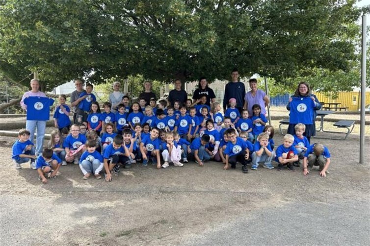 63 Erstklässler der Marienschule erhalten Schu-T-Shirts