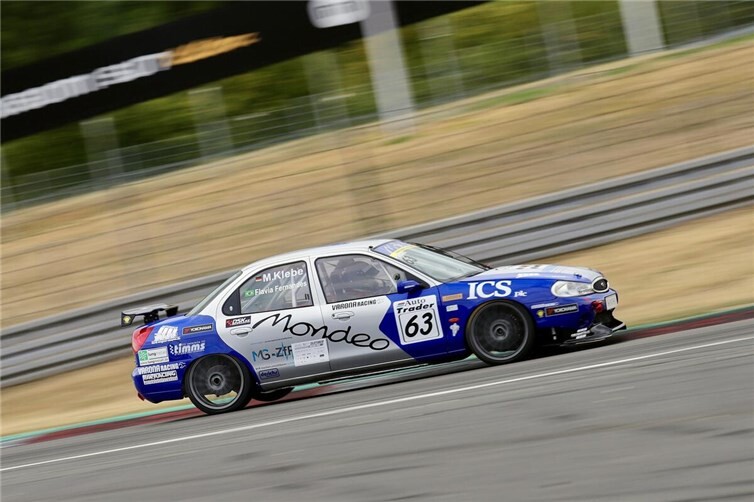 #63 Flavia Pellegrino Fernandes mit dem Ford Mondeo in der Tourenwagen Golden Ära.