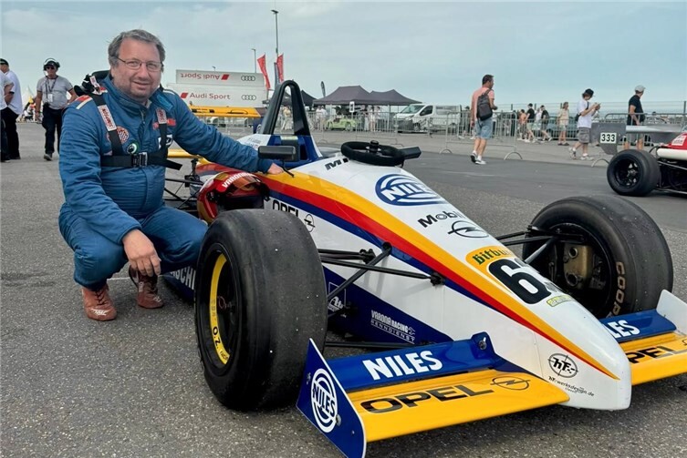 #63 Mike Klebe neben dem 92er Dallara Formel 3 von Wolfgang Kaufmann.