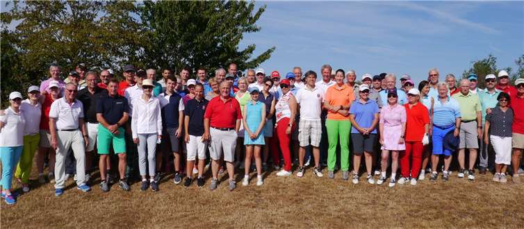 65 Golfer waren in diesem Jahr beim Saisonhighlight auf dem Ellerer Berg am Abschlag.Fotos: privat