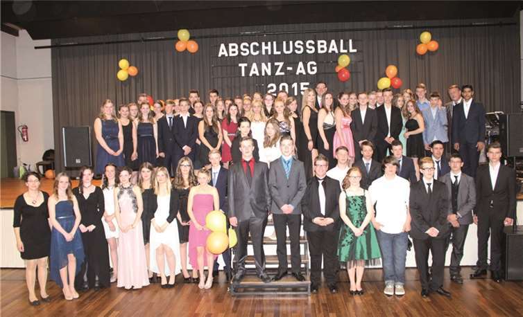65 Tänzerinnen und Tänzer nahmen am Abschlussball des Tanzkurses der 9. Schuljahre an der Realschule plus Untermosel teil. privat