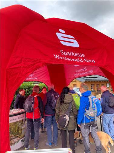 650 Teilnehmer bei der Wäller Spendenwanderung: Gemeinsam für den guten Zweck unterwegs. Foto: Sparkasse Westerwald-Sieg