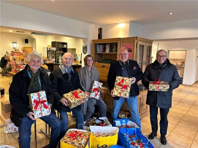67 weihnachtliche Päckchen, alle nach Altersgruppen bestückt, übergab nun der „Lions Club Bonn - Clara und Robert Schumann“ an „Wachtberg4Help“. Foto: privat