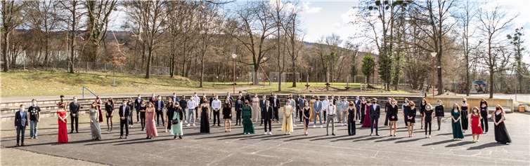 68 Schülerinnen und Schüler haben ihre Abiturprüfungen am Gymnasium auf dem Asterstein bestanden.Foto: Tobias Best