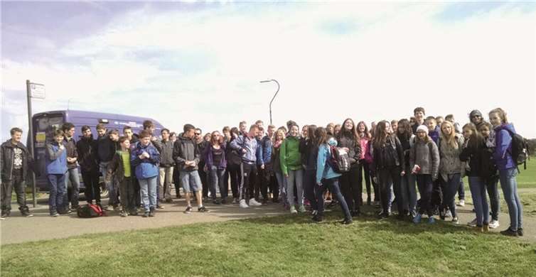 69 Schülerinnen und Schüler des Martin-von-Cochem-Gymnasiums machten sich auf den Weg nach England.privat