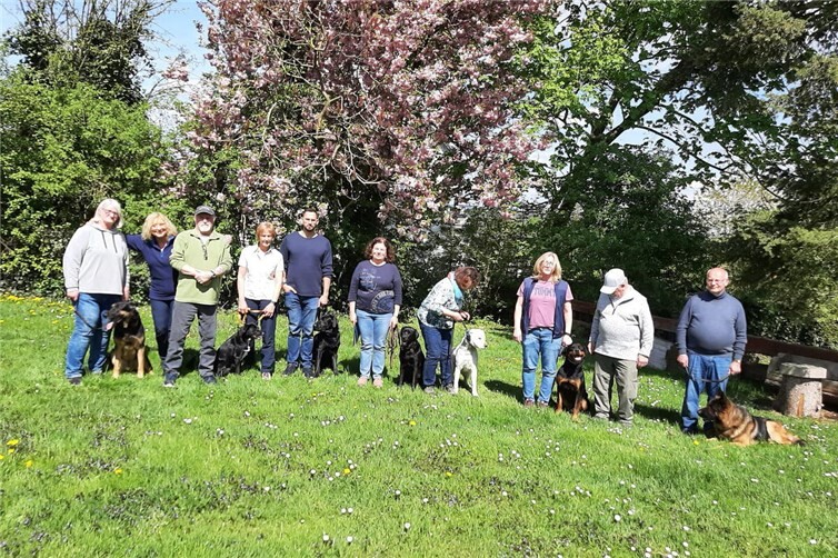 7 Teilnehmer blicken auf einen schönen und erfolgreichen Tag zurück. Mit dabei: 1. Vorsitzender Günther Gemein (2.v.r), die Prüfungsleiterin Sabine Straatman (2.v.l.) und der Leistungsrichter Peter Krafczyk (3.v.l.)