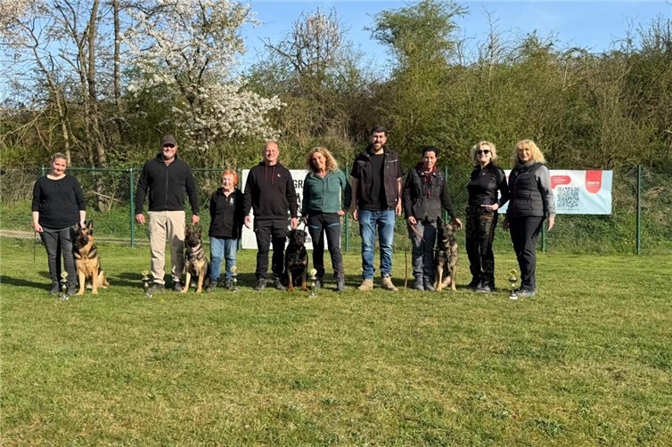 7 Teilnehmer freuen sich zusammen mit dem Schutzdiensthelfer  und den Vereinsorganisatoren über einen gelungenen Prüfungstag 