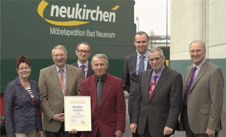 70 Jahre Betriebszugehörigkeit war der Anlass für eine kleine Feierstunde bei der Spedition Neukirchen (v.li.): Angelika Bombach, Klaus Peter Schuster (Geschäftsführer vom Verband des Verkehrsgewerbes Rheinland e.V.), Thomas Neukirchen, Bernd Jüsgen, Reimund Neukirchen, Heinz Neukirchen und Werner Neukirchen. privat