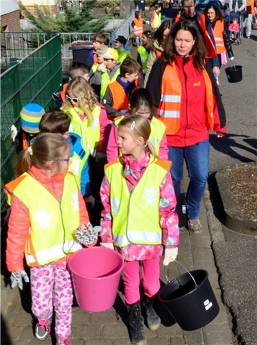 70 Kinder der Grundschule mitsamt Lehrerinnen und 30 Eltern sammelten in Kaltenengers Müll.