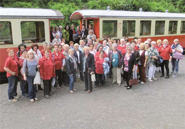 70 Möhnen fuhren von Burgbrohl mit der Brohltal-Bahn nach Engeln. privat