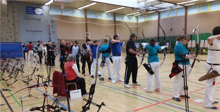 70 Schützen nahmen an der Bezirksmeisterschaft in der Halle teil, die in der Berufsbildenden Schule in Bad Neuenahr ausgetragen wurde.
