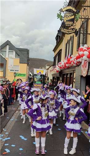 70 TeilnehmerInnen sind dem Aufruf ihres Vereins gefolgt und waren Teil eines scheinbar nicht enden wollenden fröhlich-bunten Bandwurms durch Dieblich.