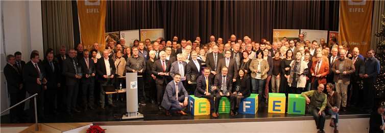 70 inhabergeführte Familienunternehmen wurden im Forum Daun mit dem Eifel-Award 2017 ausgezeichnet.Thomas Schmitz/pp/Agentur ProfiPress