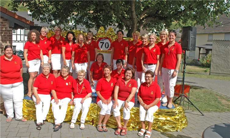 70 und immer gut drauf: Die Westumer Möhne bei der sommerlichen Geburtstagsfeier.