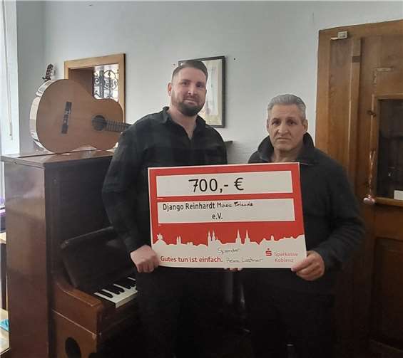 700 Euro konnte Heinz Lustner an den Verein Django Reinhardt Music Friends übergeben. Foto: privat