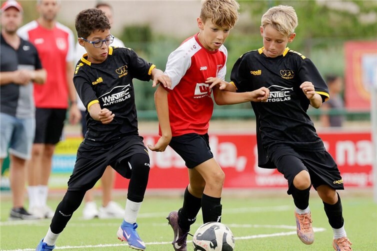 700 Nachwuchskickerinnen und -kicker gastierten beim traditionsreichen VITO-Junior-Cup.
