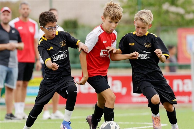 700 Nachwuchskickerinnen und -kicker gastierten beim traditionsreichen VITO-Junior-Cup.