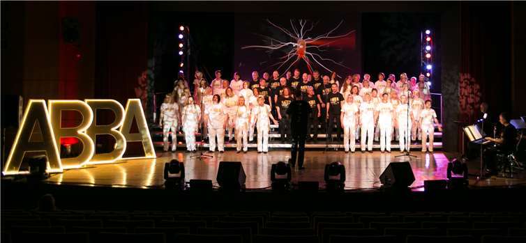 70er-Flair bietet der Gesangverein Cäcilia Queckenberg seinen Zuschauern im Stadttheater.privat