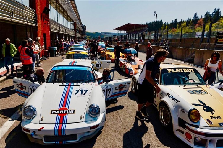 #717 André Kunkel mit seinem Porsche Carrera 3.0 RSR beim Vorstart neben dem Porsche 930 Turbo #930 von Manfredo Rossi di Montelera 