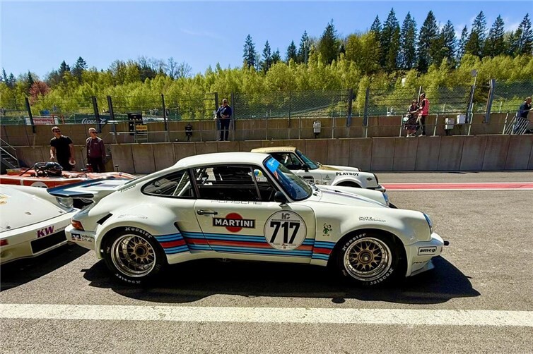 #717 André Kunkel startet mit seinem Porsche Carrera 3.0 RSR von der Pole-Position 