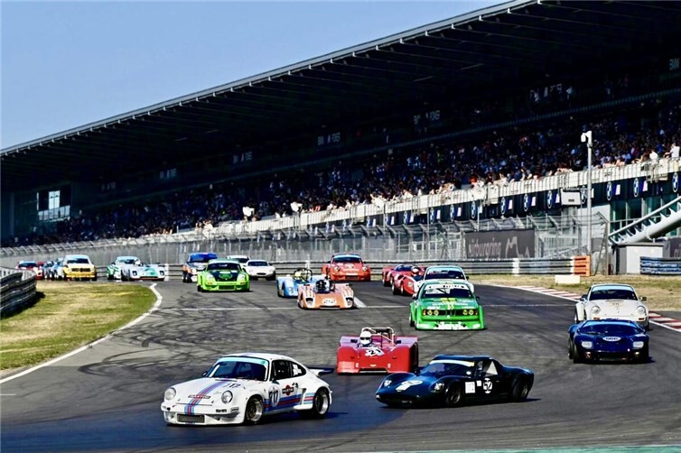 #717 André Kunkel verteidigt seine Poleposition in einem beeindruckenden Feld historischer Rennsportwagen. 
