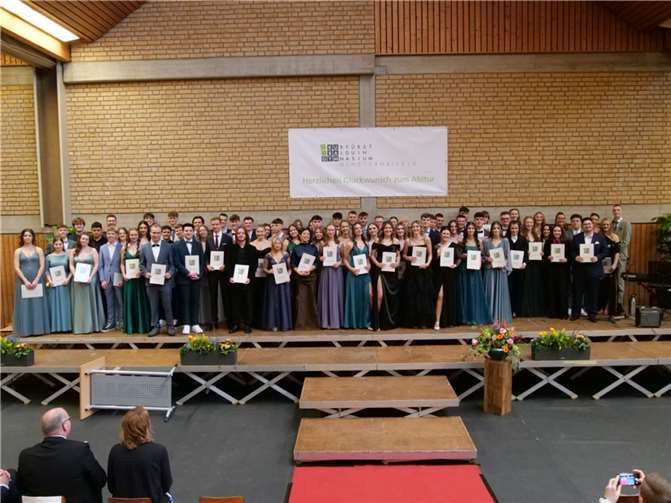 72 Schülerinnen und Schüler des Kurfürst-Balduin-Gymnasiums konnten stolz ihr Zeugnis der Allgemeinen Hochschulreife in der Sporthalle der Schule entgegennehmen. Quelle: KuBa-Gym
