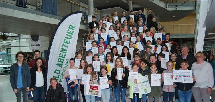 75 Handyfastende am PJG unterstützt von Schülersprecher Manuel Groß, den SV-Lehrern Bartosz Stanski und Simone Jakobi und Frieder Schell vom Waldkletterpark Bad Neuenahr (l.) sowie dem Schulleiter Reiner Meiner und der Koordinatorin der Aktion Svenja Schmitt (r.). privat