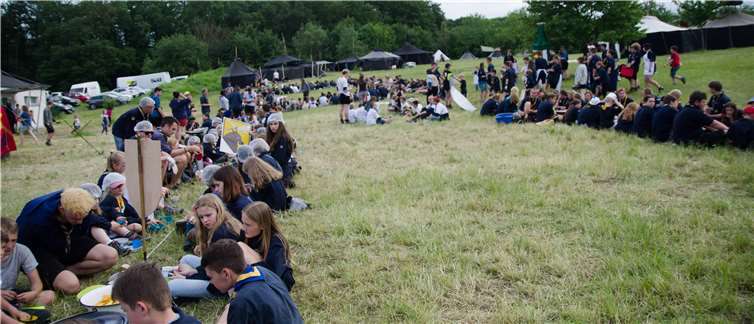 750 Pfadfinder beim gemeinsamen Abendessen am letzten Abend des Pfingstlagers.Foto: privat