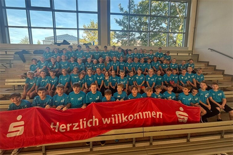 76 Kinder und Jugendliche von der F- bis zur B-Jugend erlebten beim dreitägigen Handballcamp der HSV Rhein-Nette jede Menge Sport, Spaß und Gemeinschaft. Stolz präsentierten sich die Nachwuchshandballer in ihren Camp-Shirts zum gemeinsamen Gruppenfoto.