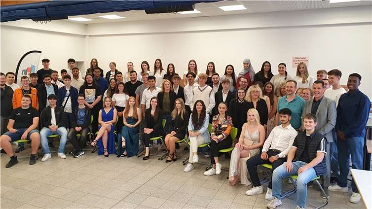 76 Schülerinnen und Schüler absolvierten die höhere Berufsfachschule an der LES. Foto: Ludwig-Erhard-Schule