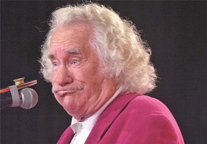 78 Jahre und kein bisschen leise. Hans Süper lässt seine Lippen flattern.