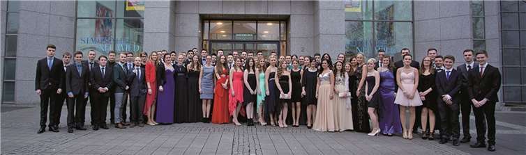79 Schülerinnen und Schüler feierten ihr Abitur unter dem Motto „Hakuna Matabi“.privat