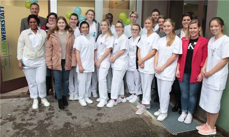 8 Auszubildende und vier Praxisanleiterinnen und Pflegedirektor Oliver Schömann (links) waren zur Eröffnung der Lernwerkstatt im Erdgeschoss des Personalwohnheims des Marienhaus Klinikum St. Elisabeth gekommen. Fotos: mhk