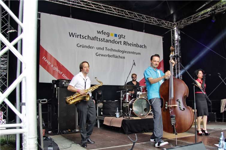 8 Bands auf 4 Bühnen präsentierten live Rock’n Roll, Blues, Swing und Country-Musik der 50er und 60er Jahre. Hier liefert Nina & the Hot Spots eine explosive Mischung aus Rockabilly, Swing und Blues, verknüpft mit der heutigen Zeit.