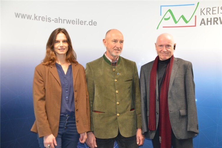 8 € pro Ausleihe, die der Kreis dazu schießt, erscheinen der FDP-Kreistagsfraktion angesichts der finanziellen Notlage des Kreises zu hoch: Christina Steinhausen, Dominik Graf Spee und Ulrich van Bebber.