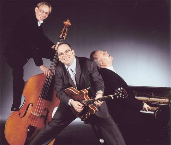 „8 to the Bar“ haben vor fast 25 Jahren auf Straßen begonnen. privat