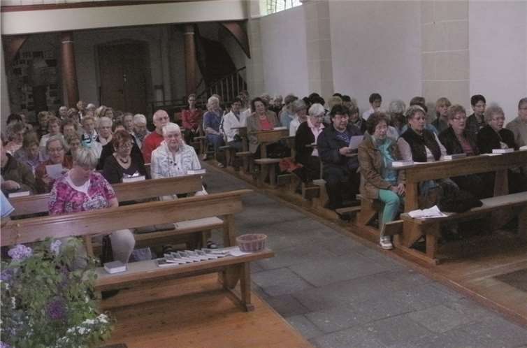 80 Frauen kamen in der kleinen Kapelle in Fraukirch zusammen, um die Maiandacht zu feiern. privat