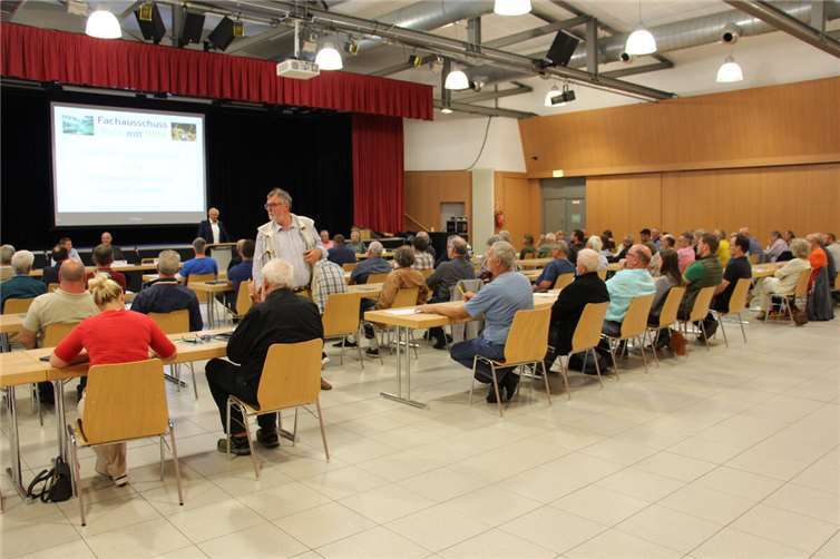 80 Jagdvorsteherinnen und Jagdvorsteher aus dem Kreis Neuwied nahmen an der interessanten Veranstaltung teil. Foto: Kreiswaldbauverein-Neuwied