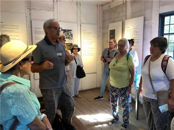 80 Seniorinnen und Senioren hatten sich mit auf den Weg nach Kommern gemacht und erlebten im Freilichtmuseum längst vergangene Zeiten. Foto: privat