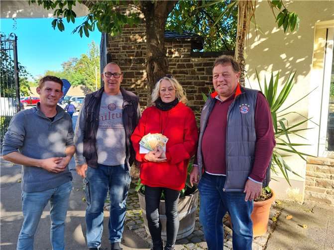 800 Euro überreichte Susanne Berger nun mit Michael Steil dem Vorsitzenden der KG „Bunte Kuh“ Walporzheim, Hardy Mies, und dem Sitzungspräsidenten Stefan Jacobs.  Foto: privat